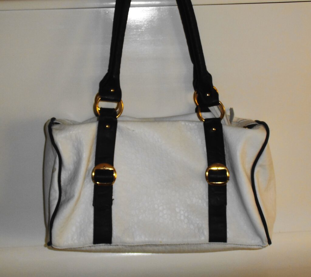 cartera blanca correa negra