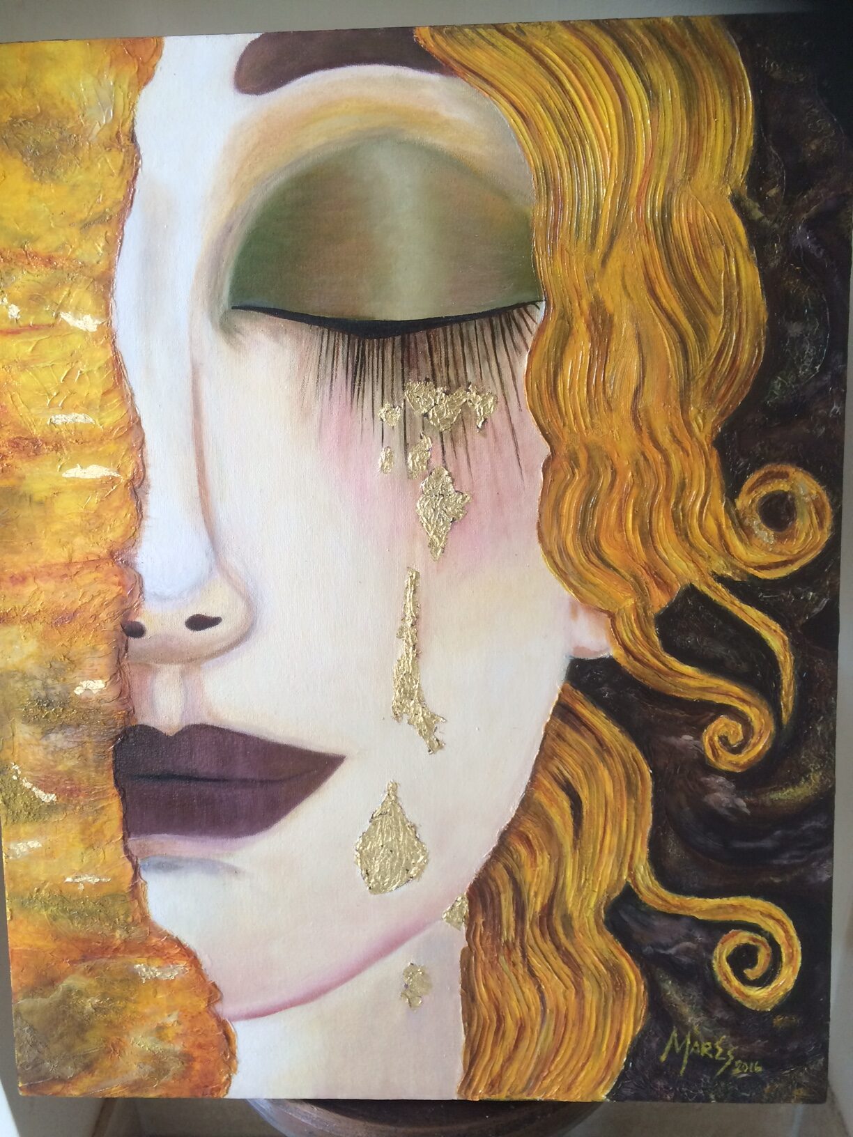 Mujer llorando cuadro técnica acrílico con textura y pan de oro. 40 x50